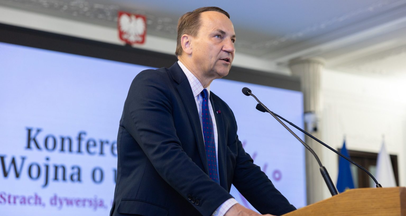 Here are a few options for a formal rewrite, depending on the desired emphasis:
Option 1 (Direct and authoritative): Polish Foreign Minister Warns of Russia’s “Full-Scale Cognitive War”
Option 2 (More descriptive): Poland’s Foreign Minister Issues Warning Regarding Russia’s Ongoing Cognitive Warfare
Option 3 (Focusing on the strategic threat): Polish Foreign Minister Identifies Full-Scale Cognitive Warfare as a Major Threat from Russia
Recommendation: Option 1 is the most standard for professional or journalistic reporting.