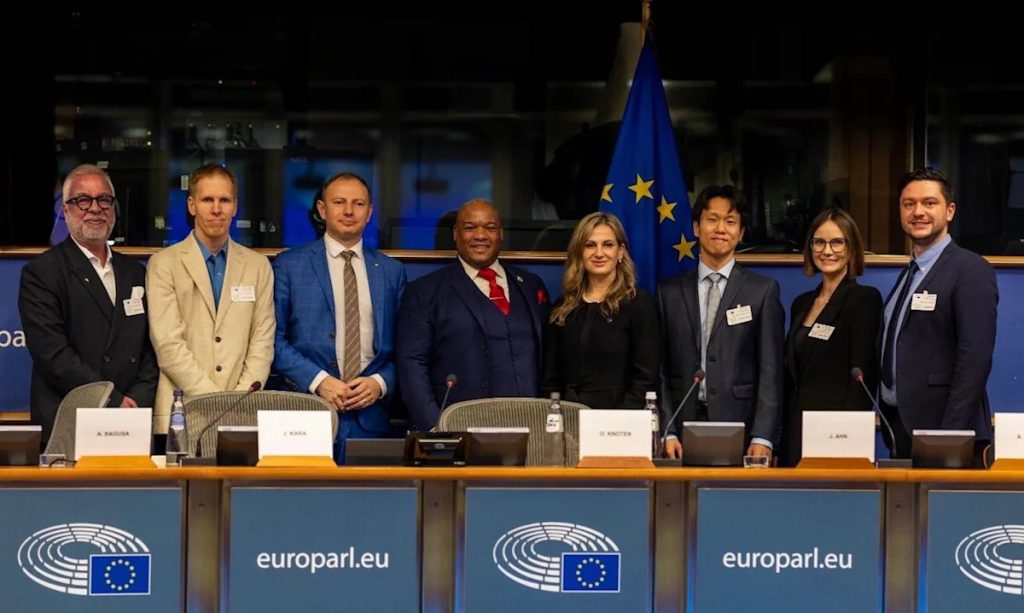 Here are a few options for a formal title, depending on the desired emphasis:
Most formal and objective:
“Controversial Group Linked to Doomsday Predictions Hosts Nanoplastics Event at European Parliament”
Focusing on the breach of integrity:
“Inquiry Requested Following European Parliament Event Hosted by Organization Accused of Spreading Disinformation”
Concise and professional:
“European Parliament Faces Scrutiny Over Hosting Organization Linked to Disinformation and Eschatological Claims”
Recommendation:
The first option is the most balanced for a formal report or journalistic piece.