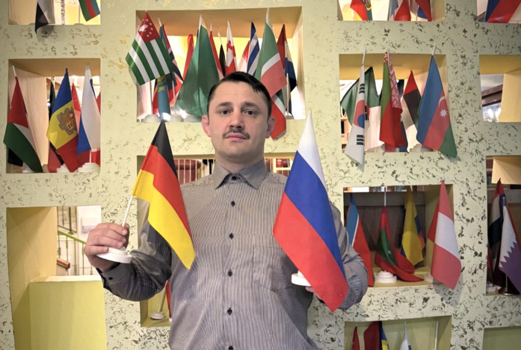 Here are a few options for a formal title, depending on the desired emphasis:
Option 1 (Most direct): Russia Accused of Disseminating Disinformation to Bolster German Far-Right Ahead of Elections
Option 2 (More journalistic): Allegations Emerge of Russian Efforts to Influence German Electorate via Disinformation
Option 3 (Concise and formal): Russia Implicated in Disinformation Campaign Targeting German Far-Right Ahead of Polls
The most standard, professional choice is Option 1.