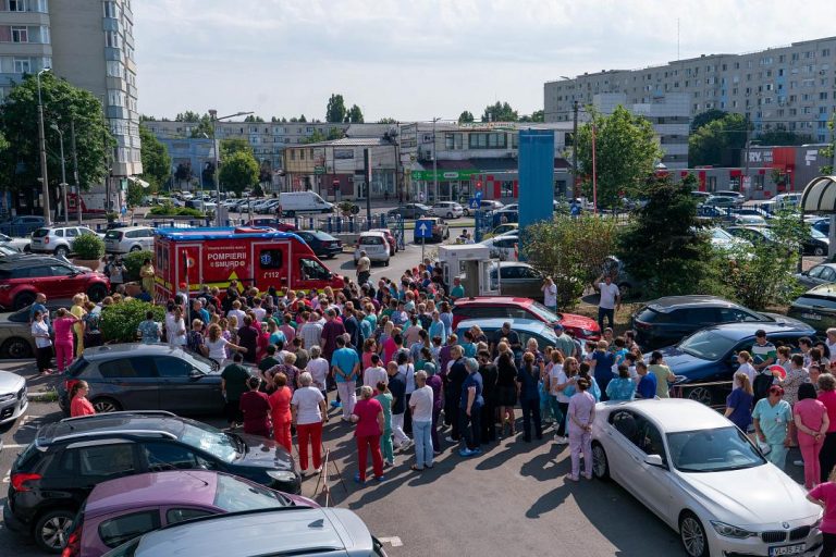 Here are a few options for a formal title, depending on your focus:
Option 1 (Direct and Formal): Romanian Healthcare Sector Strike Enters Third Day as Prime Minister Denounces “Disinformation”
Option 2 (More analytical): Romanian Healthcare Strike Persists into Third Day Amid Prime Ministerial Allegations of Disinformation
Option 3 (Concise): Healthcare Strike in Romania Continues; Prime Minister Rejects “Disinformation” Claims
Recommendation: Option 1 is the most suitable for a standard news report or journalistic piece.