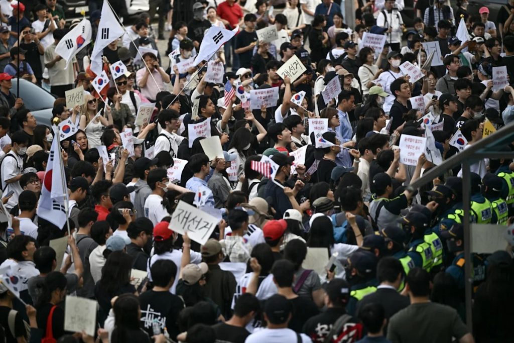 Here are a few options for a formal equivalent, depending on the specific focus:
Most Direct:
“Taiwanese Electorate Heightens Vigilance Amid Concerns Over Chinese Disinformation”
More Concise:
“Taiwan Voters Alerted to Potential Chinese Interference via Disinformation Campaigns”
More Analytical:
“Heightened Awareness of Chinese Influence Operations Among Taiwan’s Electorate”
Recommendation: The first option, “Taiwanese Electorate Heightens Vigilance Amid Concerns Over Chinese Disinformation,” is the most professional and standard for formal journalism or academic writing.