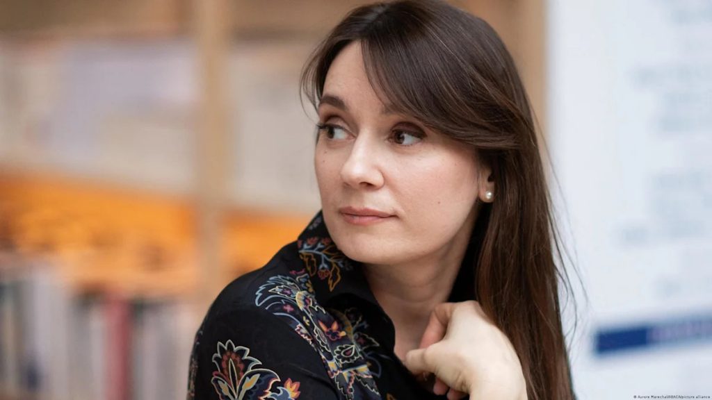 Here are a few options for a formal title, depending on the level of detail you need:
France Expels Russian Media Commentator Over Allegations of Disinformation
France Deports Russian Media Figure Amid Disinformation Concerns
French Authorities Expel Russian Media Commentator for Disinformation Activities
Recommendation: The first option is the most balanced and standard for professional reporting.