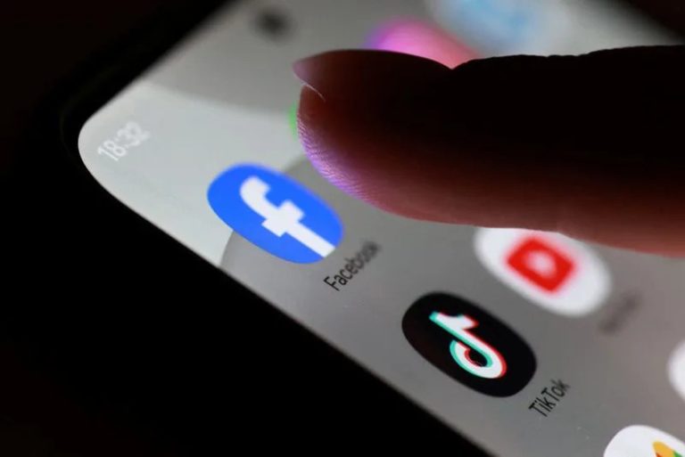 Here is a formal rewrite of the title:
French Senate Approves Legislation Prohibiting Social Media Access for Minors Under 15