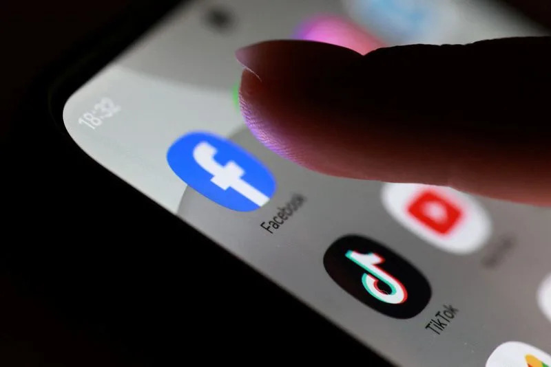 Here is a formal rewrite of the title:
French Senate Approves Legislation Prohibiting Social Media Access for Minors Under 15