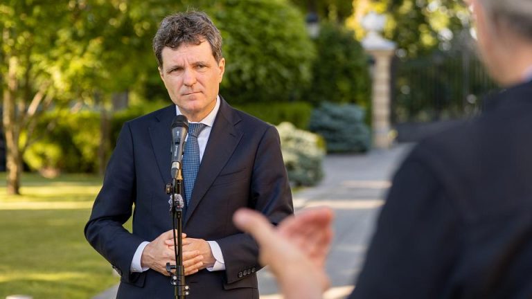 Here are a few options for a formal revision:
President Deems Romania’s Progress in Combating Disinformation “Unimpressive”
Romanian President Criticizes Progress in Countering Disinformation as “Unimpressive”
Presidential Assessment Labels Romania’s Disinformation Mitigation Efforts as “Unimpressive”
Recommendation: The first option is the most balanced and journalistic.