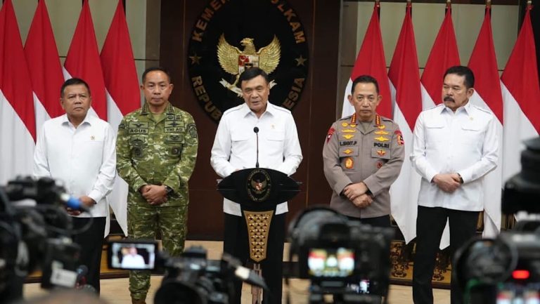 Here are a few options for a formal title, depending on the desired emphasis:
Option 1 (Direct and formal):
“Indonesian Security Minister Dismisses Unrest Concerns, Asserts National Stability”
Option 2 (Focusing on the misinformation aspect):
“Security Minister Djamari Reaffirms Indonesia’s Stability Amidst Online Disinformation”
Option 3 (Concise and authoritative):
“Indonesia Remains Secure Despite Escalating Online Misinformation, Says Security Minister”
Recommendation: Option 1 is the most professional and standard for journalistic or formal reporting.