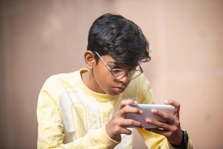 The Mechanisms Through Which Social Media Captures and Sustains Children’s Attention